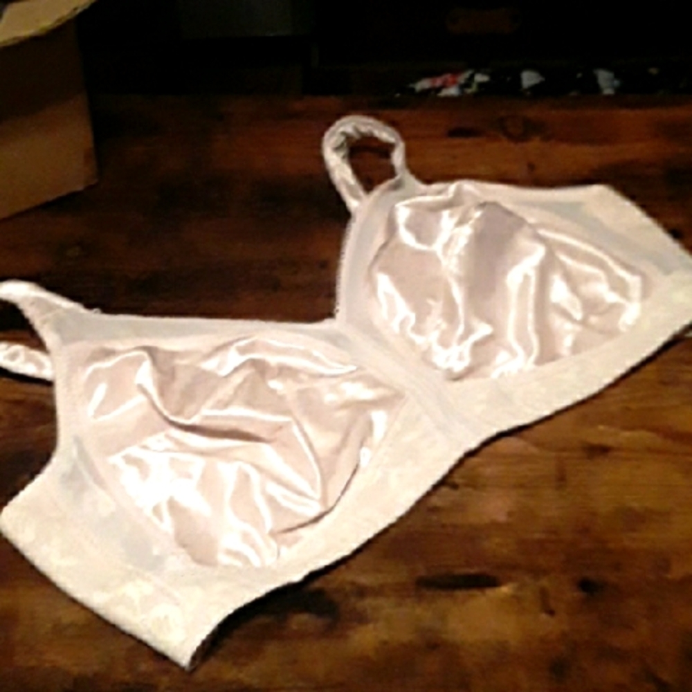 Like New Multiple sizes Playtex Beinge Unpadded Wirefree Beautiful bra